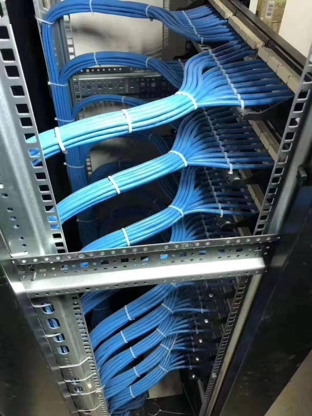 濟(jì)南水電維修安裝工程隊(duì)的綜合布線弱電間現(xiàn)場(chǎng)與計(jì)算機(jī)系統(tǒng)集成