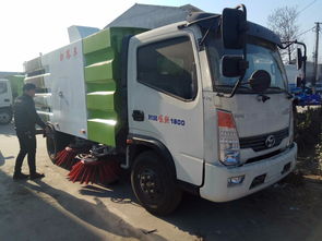 福田小型精華掃路車 新會環(huán)衛(wèi)車的高效解決方案
