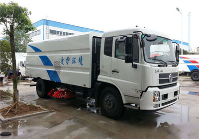 東風(fēng)天錦掃路車(chē) 城市清潔的高效守護(hù)者